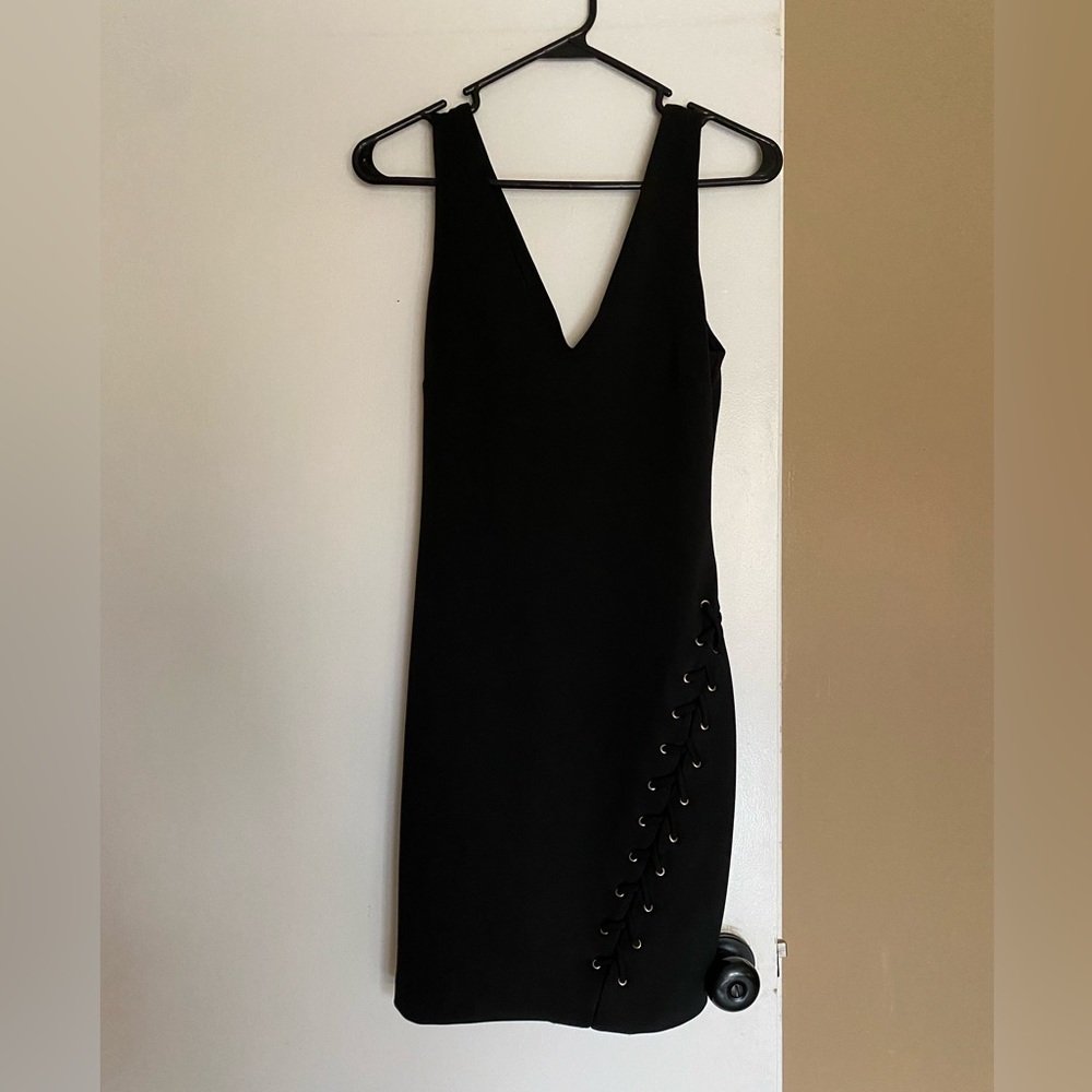Mid length, solid black. Size: 4
